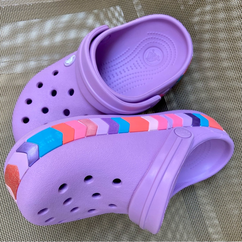 NWT CROCS (Sz-GS Kids/J1-2)Super Cute Purple Sandals w/Colorful Border Accent💜🩷